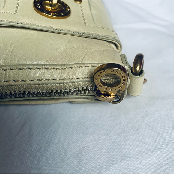 Marc By Marc Jacobs Crossbody Cream Leather Purse Pockets Turnlock Brass - Picture 6 of 15